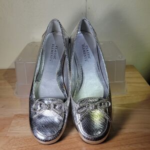 Womans Classic Elements Silver Faux Snakeskin Loafer Size 9